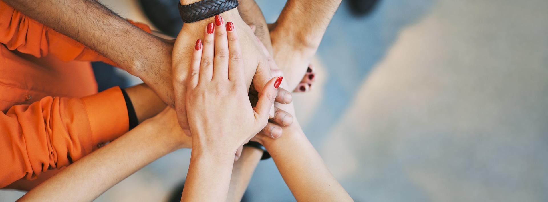 Mani unite in un gesto di solidarietà e collaborazione.