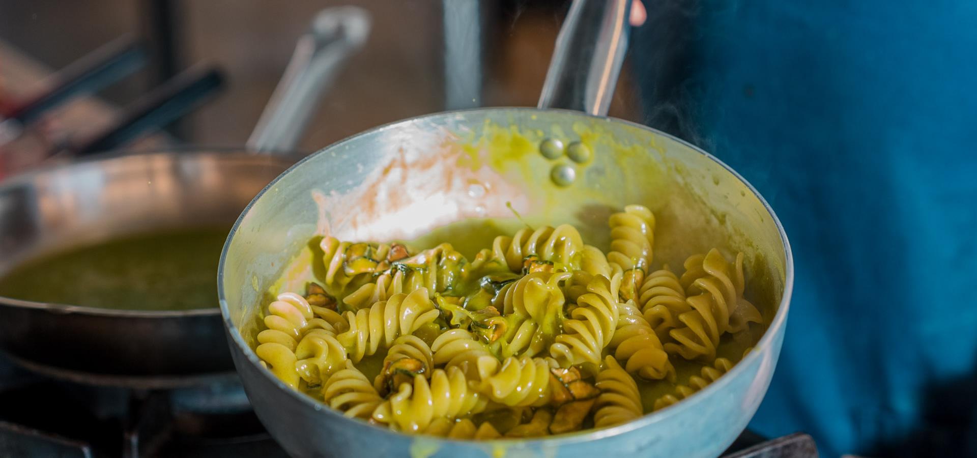 Fusilli con salsa verde in padella.