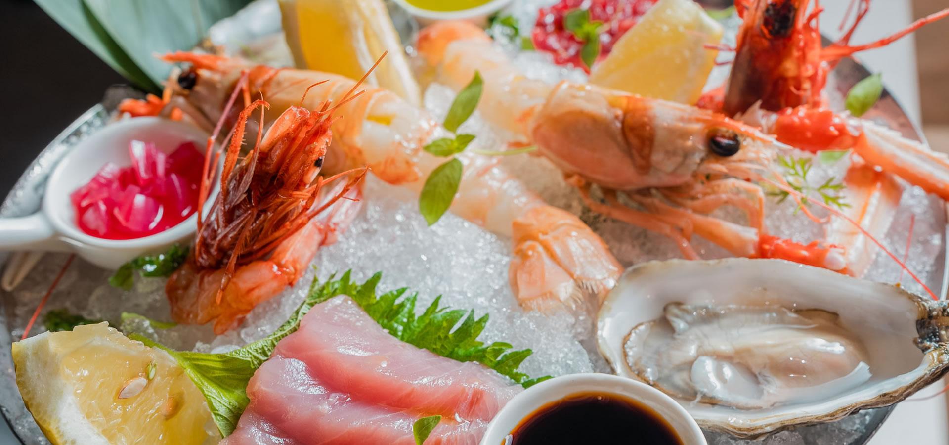 Insalata di mare con polpo e gamberi, decorata con erbe fresche.